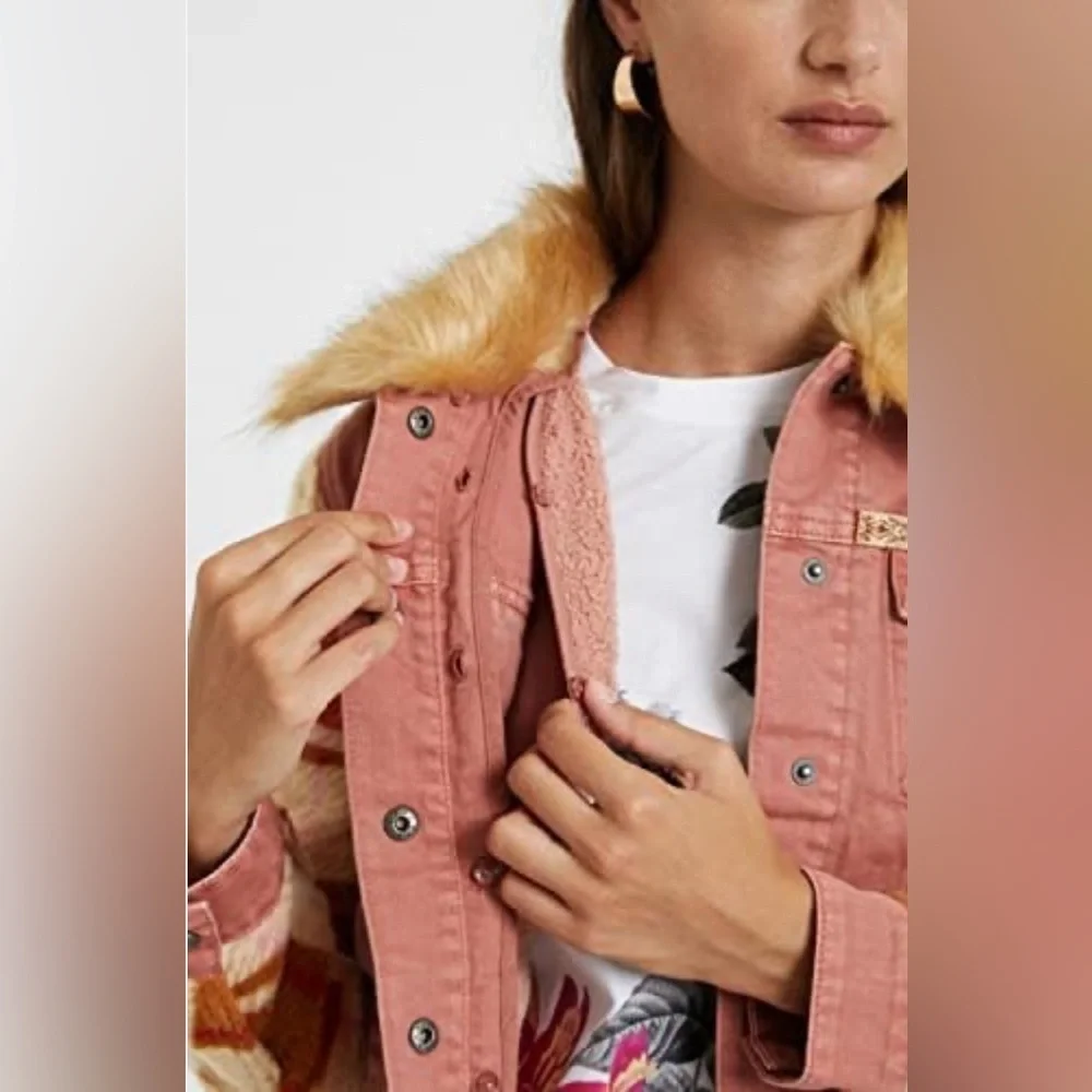 Desigual Lined Jean Jacket with Faux Fur Collar Women’s 6 - Picture 2 of 4